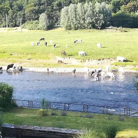 Chateau En Bord D'ourthe